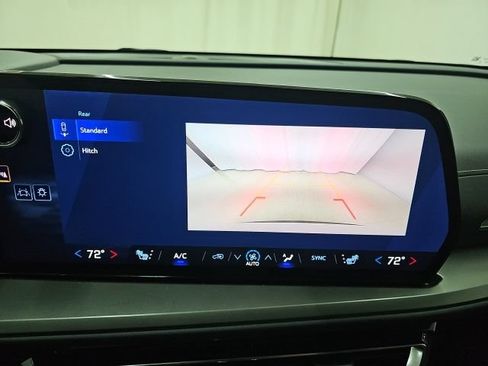 Used 2025 Chevrolet Traverse LT AWD/4WD image 8