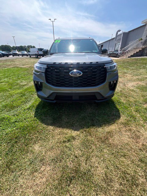 Used 2025 Ford Explorer ST-Line w/ ST-Line Street Pack AWD/4WD image 8