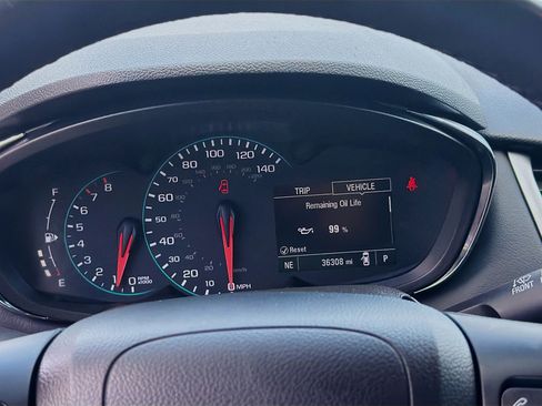 Used 2022 Chevrolet Trax LT w/ LT Convenience Package image 11