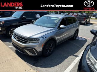 Used 2022 Volkswagen Tiguan SE image 1