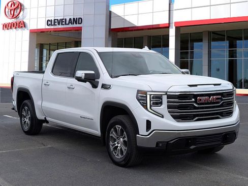 Used 2025 GMC Sierra 1500 SLT image 2