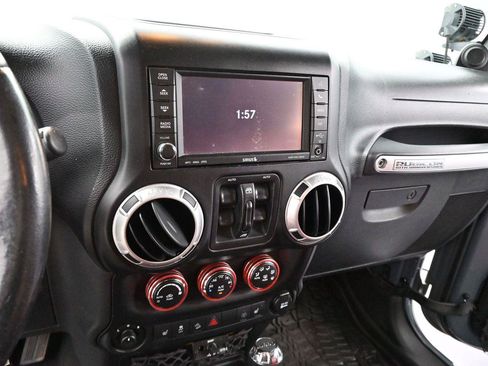 Used 2013 Jeep Wrangler Unlimited Rubicon AWD/4WD image 17