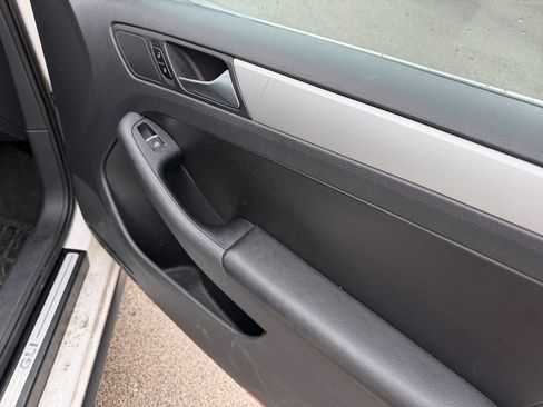 Used 2013 Volkswagen Jetta GLI FWD image 34