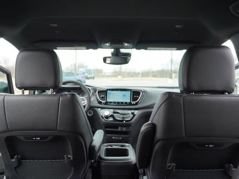 New 2026 Chrysler Pacifica Select FWD image 21