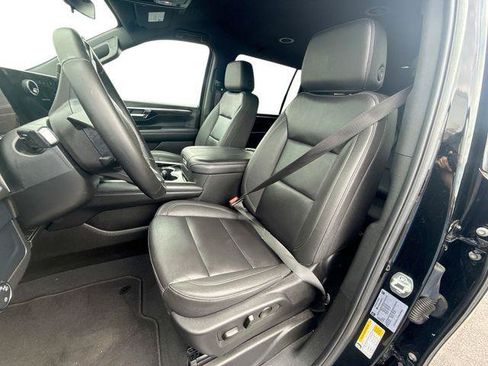 Used 2025 Chevrolet Suburban LT AWD/4WD image 13