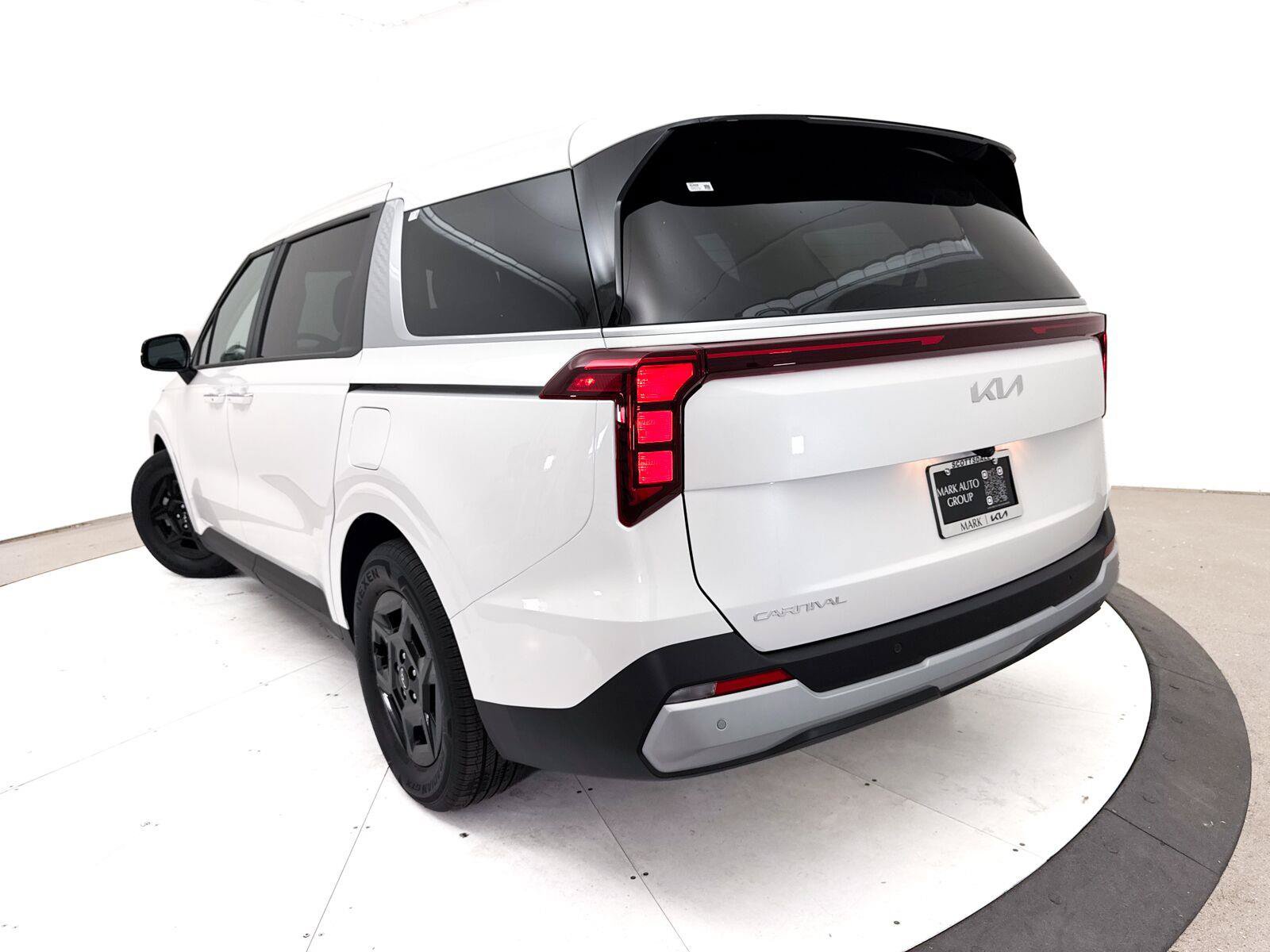 Used 2026 Kia Carnival FWD image 5
