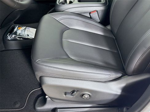 New 2026 Chrysler Pacifica Select image 21
