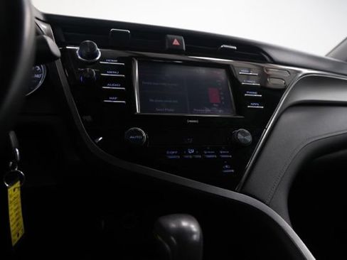 Used 2020 Toyota Camry SE FWD image 19