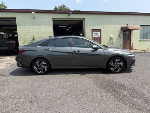 Used 2024 Hyundai Elantra Limited FWD image 3