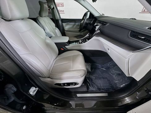 Used 2023 Jeep Grand Cherokee L Overland w/ Luxury Tech Group IV AWD/4WD image 34