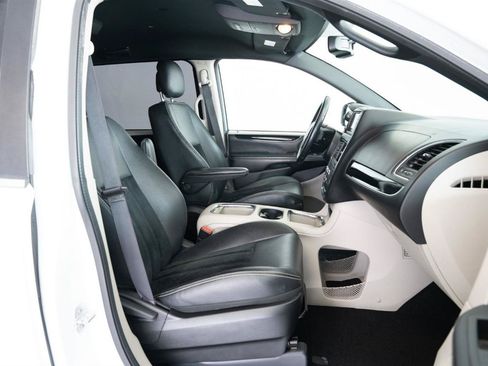 Used 2016 Dodge Grand Caravan SXT FWD image 18
