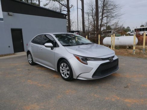 Used 2021 Toyota Corolla LE image 3