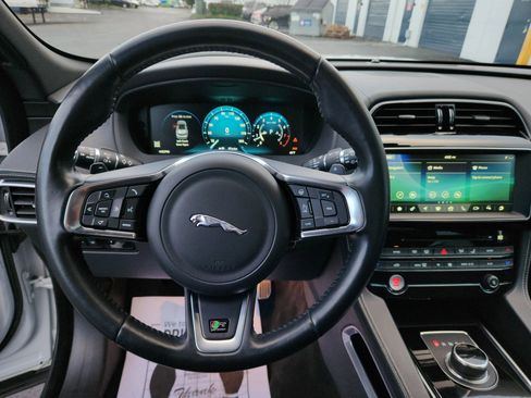 Used 2017 Jaguar F-PACE R-Sport image 9