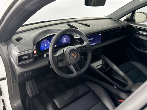 Certified 2025 Porsche Macan Electric image 4