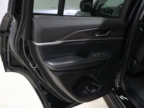 Used 2023 Jeep Grand Cherokee Limited image 19