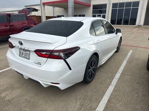 Used 2022 Toyota Camry SE FWD image 2