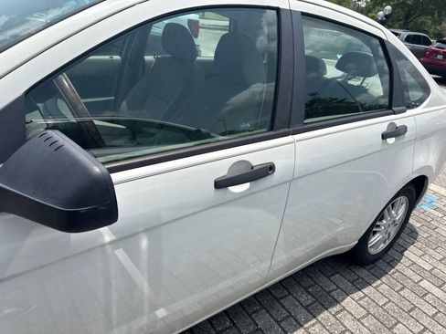 Used 2009 Ford Focus SE FWD image 5