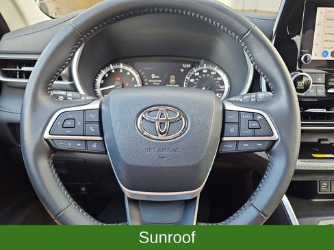 Used 2023 Toyota Highlander XLE image 10