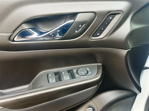 Used 2023 GMC Acadia SLT w/ Elevation Edition image 18