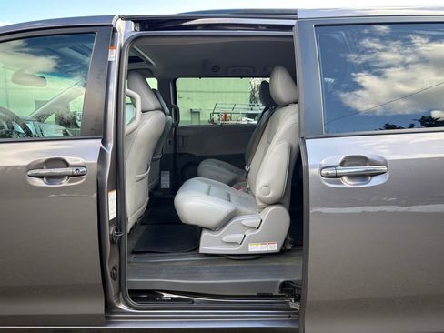 Used 2017 Toyota Sienna XLE w/ XLE Navigation Package FWD image 20