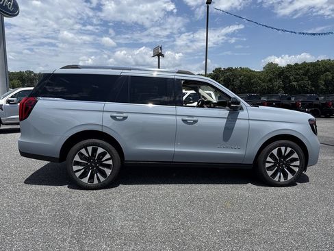 Used 2025 Ford Expedition Platinum w/ Driver's Package AWD/4WD image 8