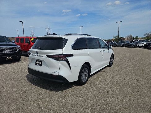 Used 2024 Toyota Sienna XLE AWD/4WD image 5