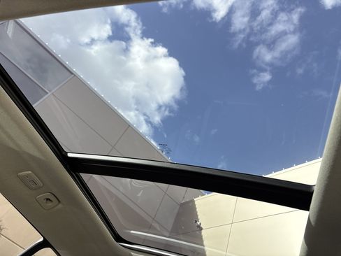 Used 2025 Volvo XC40 B5 Plus image 28