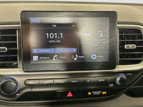 Used 2025 Hyundai Venue SEL FWD image 21