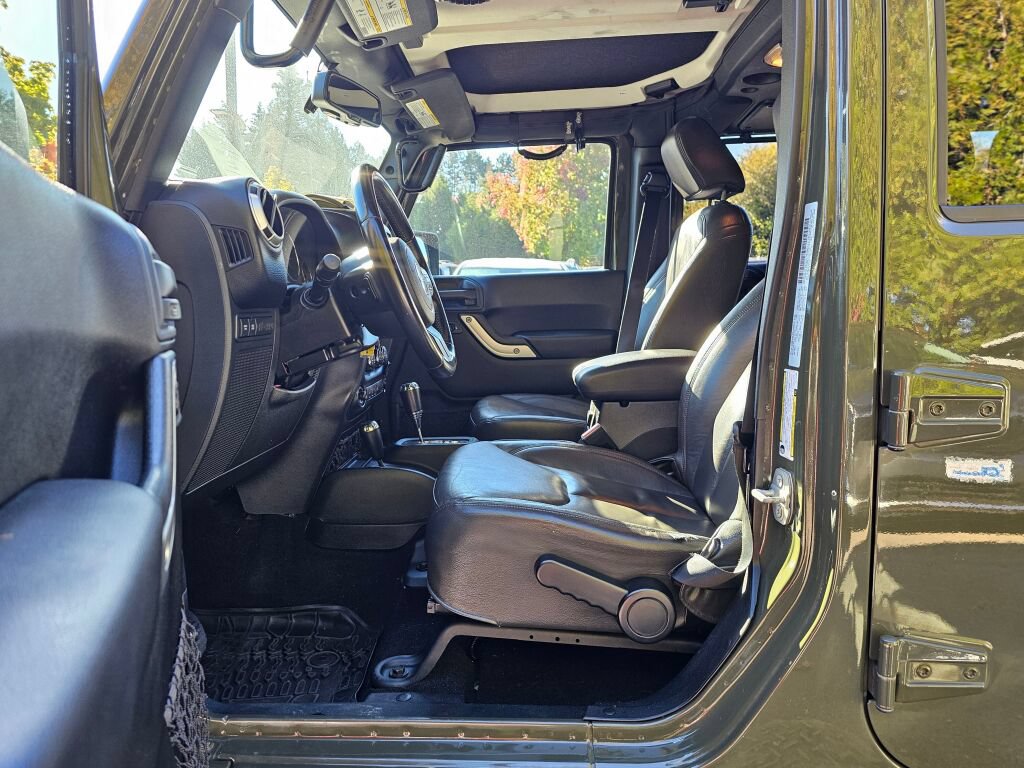 Used 2015 Jeep Wrangler Unlimited Rubicon AWD/4WD image 23