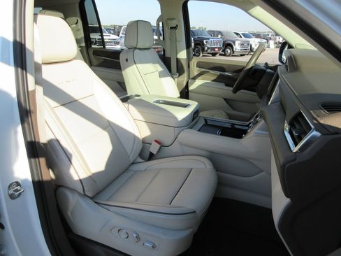 Used 2023 GMC Yukon XL Denali AWD/4WD image 27