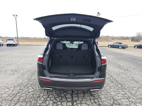 Used 2024 Buick Enclave Essence image 10
