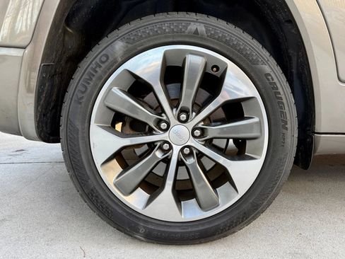 Used 2019 Jeep Cherokee Overland w/ Technology Group AWD/4WD image 28