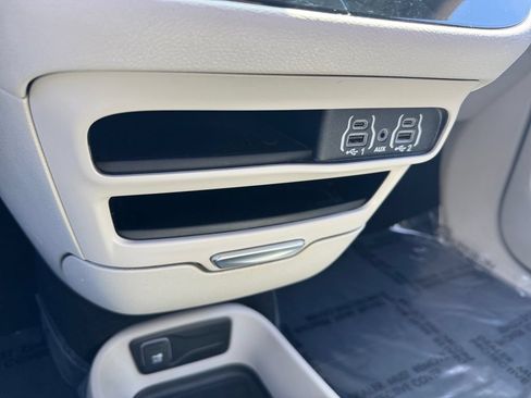 Used 2024 Chrysler Pacifica Touring-L FWD image 28