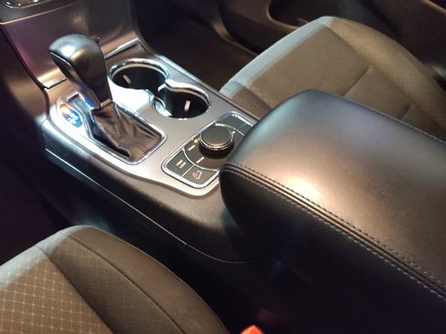 Used 2019 Jeep Grand Cherokee Laredo image 26