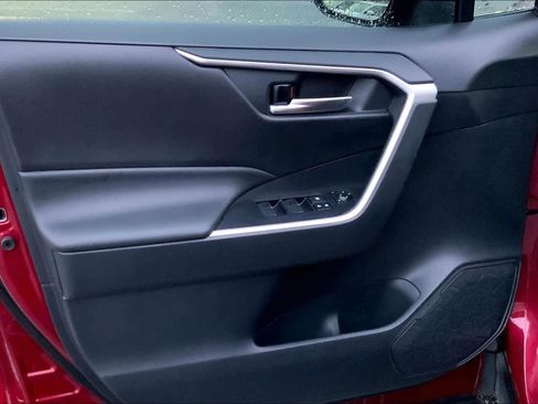 Used 2021 Toyota RAV4 XLE Premium image 21