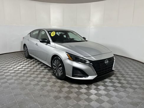 Used 2024 Nissan Altima 2.5 SV image 2