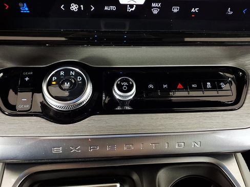 Used 2025 Ford Expedition Platinum w/ Driver's Package AWD/4WD image 21