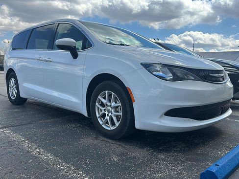 Used 2022 Chrysler Voyager LX image 3
