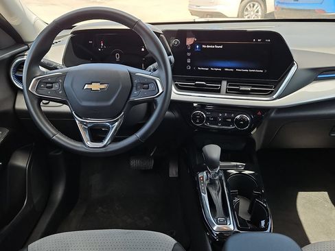 Used 2025 Chevrolet Trax LT w/ LT Convenience Package FWD image 17