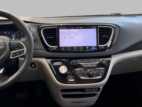 Used 2024 Chrysler Pacifica Touring-L FWD image 8
