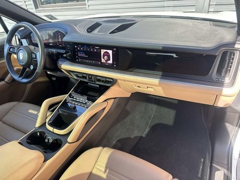 Used 2024 Porsche Cayenne image 18