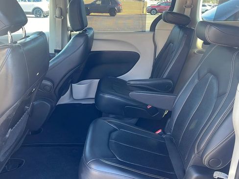 Used 2022 Chrysler Pacifica Touring-L image 9