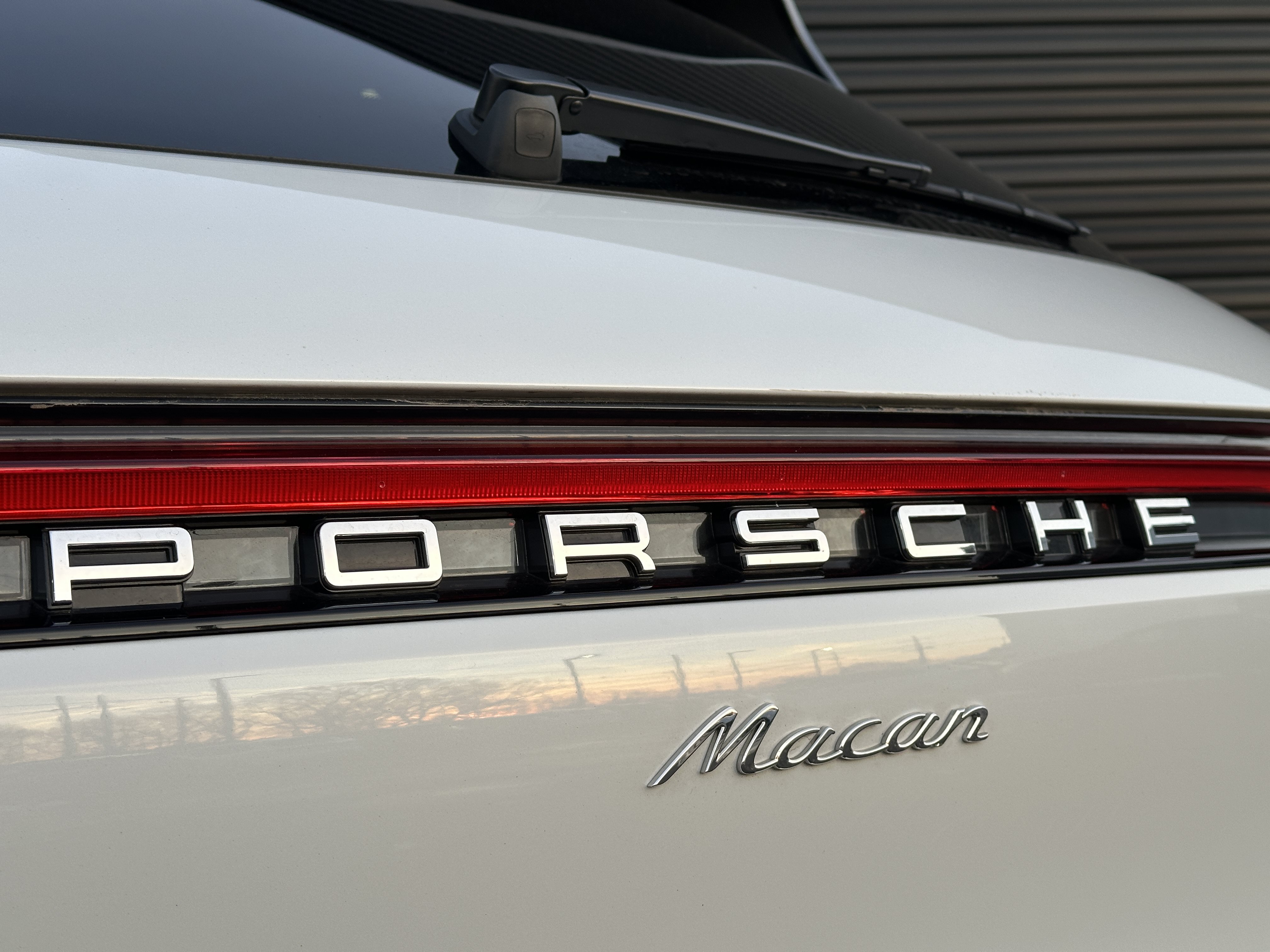 Certified 2025 Porsche Macan AWD/4WD image 17