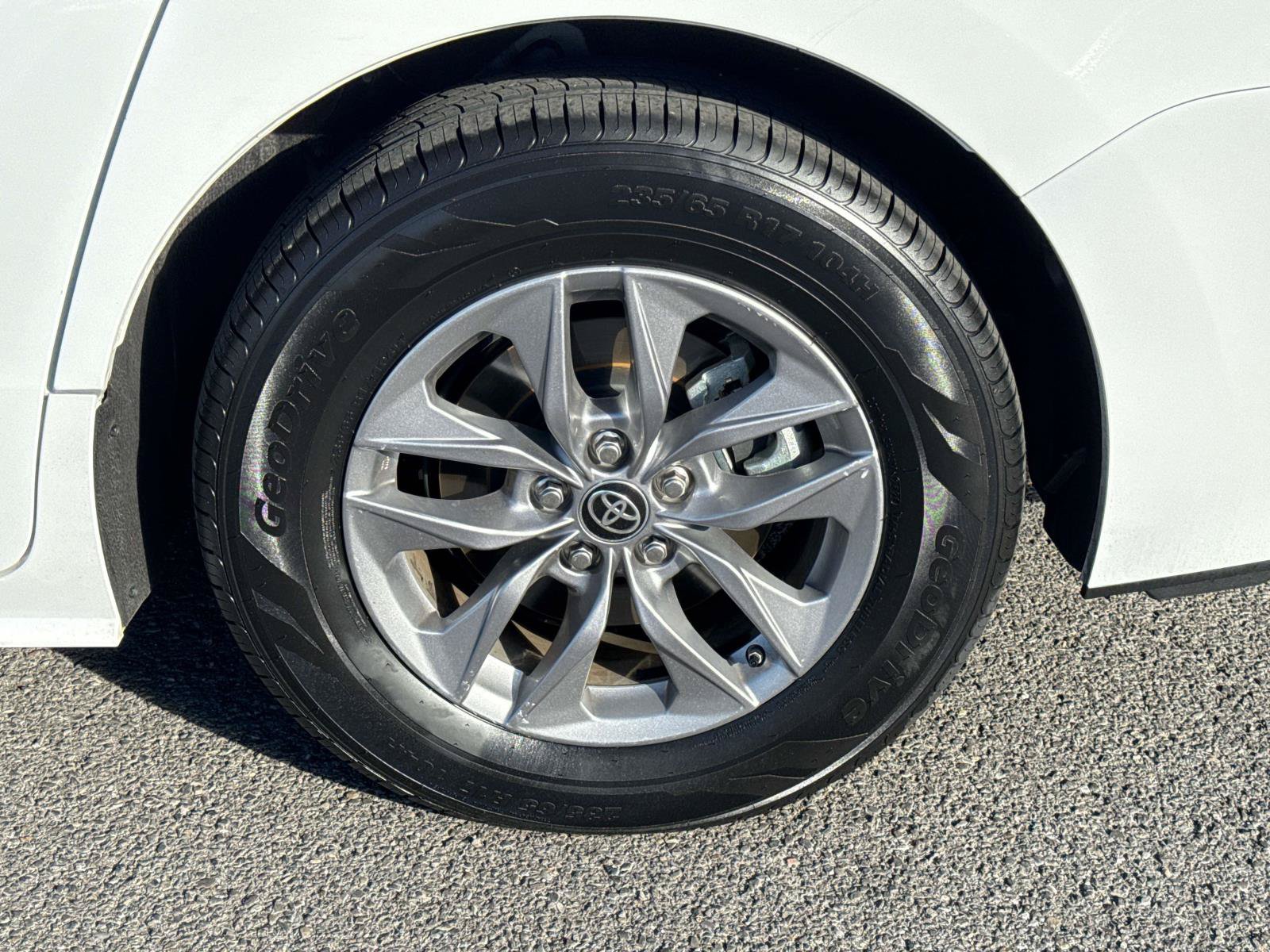 Used 2024 Toyota Sienna LE AWD/4WD image 8