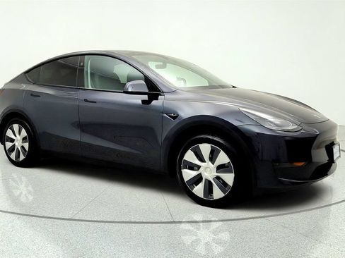 Used 2024 Tesla Model Y Long Range RWD image 3