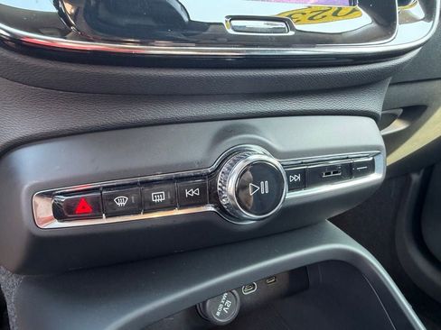 Used 2023 Volvo XC40 B5 Core w/ Convenience Package image 26