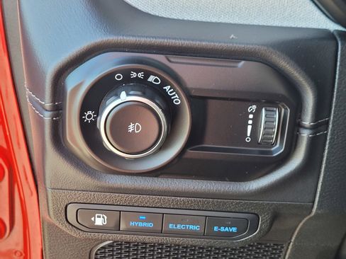 Used 2025 Jeep Wrangler Unlimited Sahara image 28