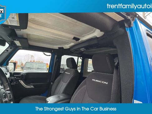 Used 2015 Jeep Wrangler Unlimited Rubicon w/ Connectivity Group image 24