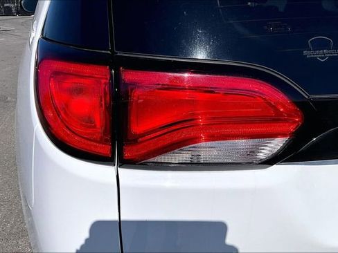 Used 2022 Chrysler Voyager LX image 31