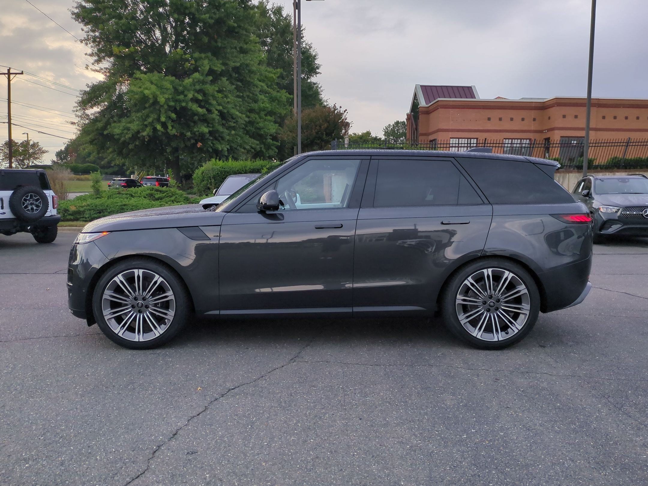 Used 2024 Land Rover Range Rover Sport SE AWD/4WD image 6
